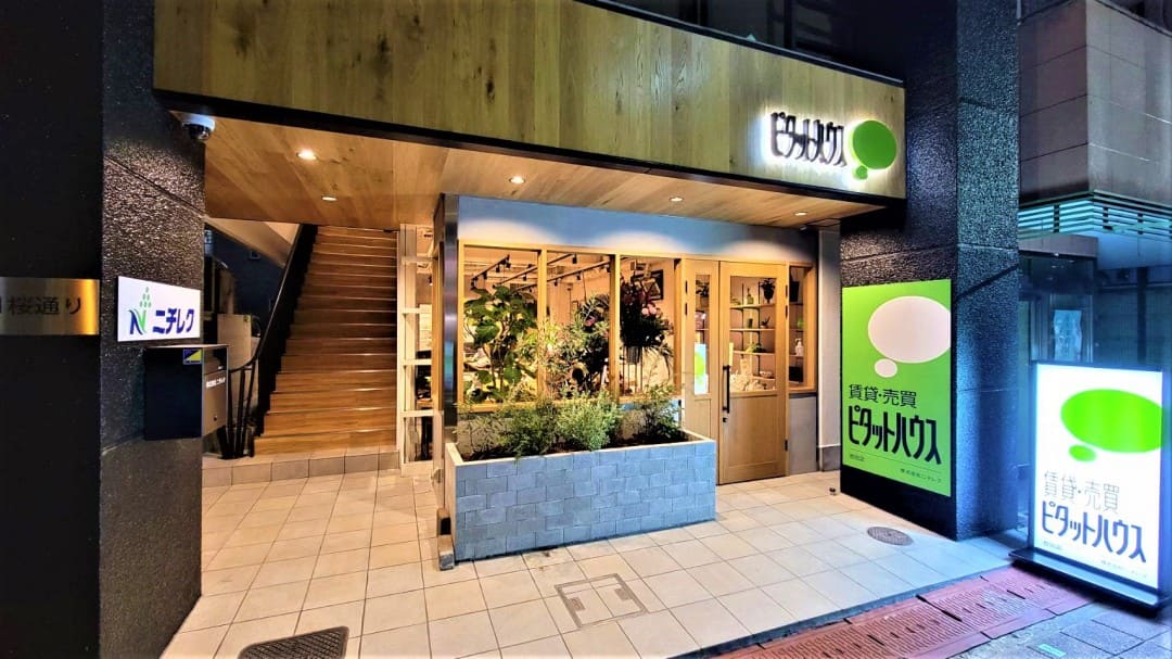 不動産事業部 ピタットハウス店舗での接客・営業の様子