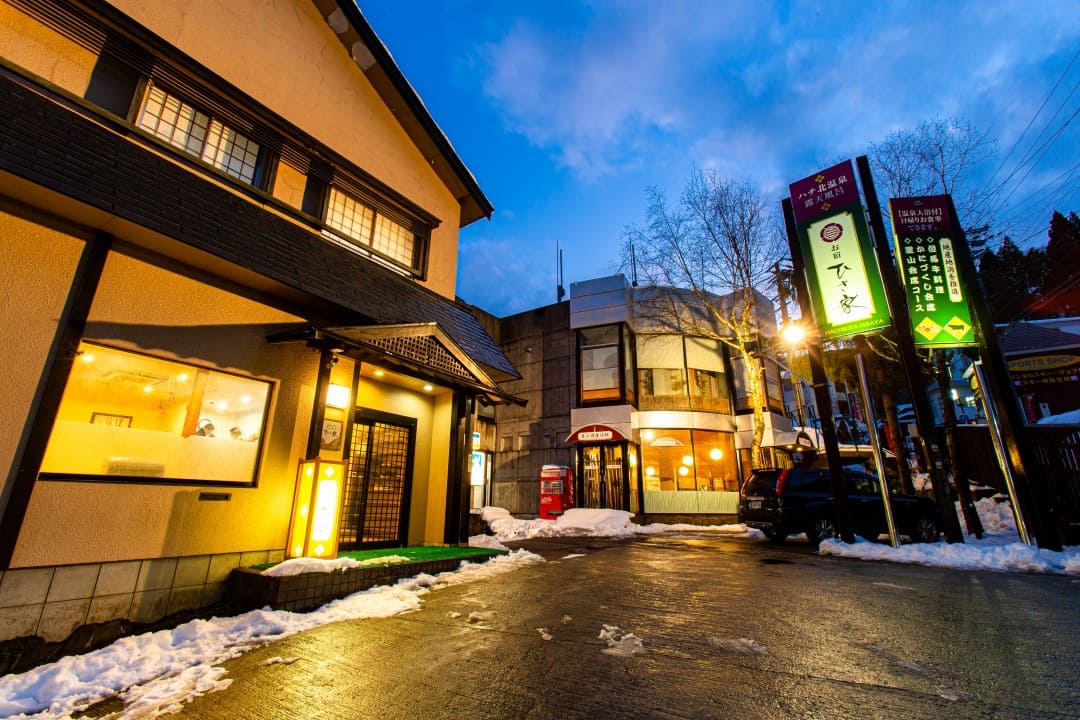 ハチ北高原の里山スポーツ施設で働くご夫婦スタッフのイメージ