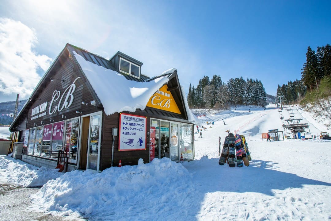 スキー・スノーボードのレンタルショップ店内の接客風景