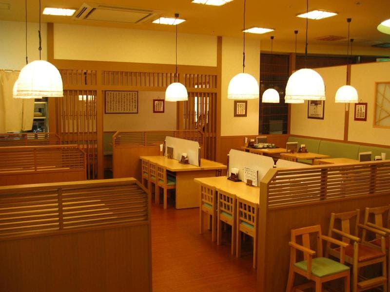 うどん店でお客さまを迎える店長のイメージ